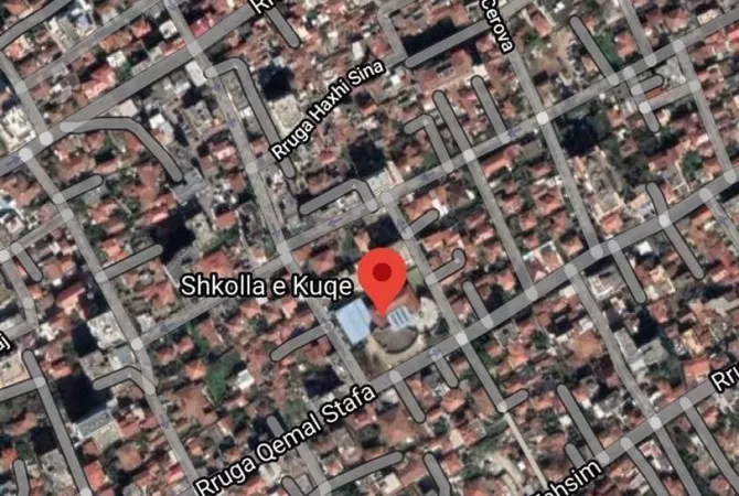 Apartament 2+1 me verandë dhe post parkimi tek Shkolla e Kuqe .