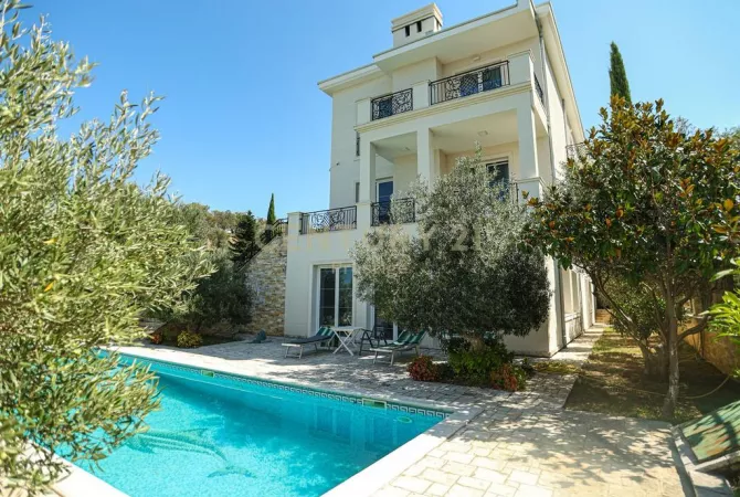 Luxury villas for rent in Tirana 5+1, Furnished