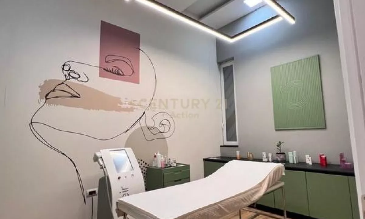 Shitet njesi buze rruges kryesore prane Raiffeisen Bank, Astir!