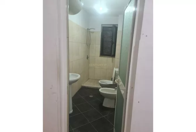 Shtepi ne shitje Apartament ne Tirane, 1+1, Mobilimi Bosh, pa mobiluar, Pagesa 115,000  Euro.