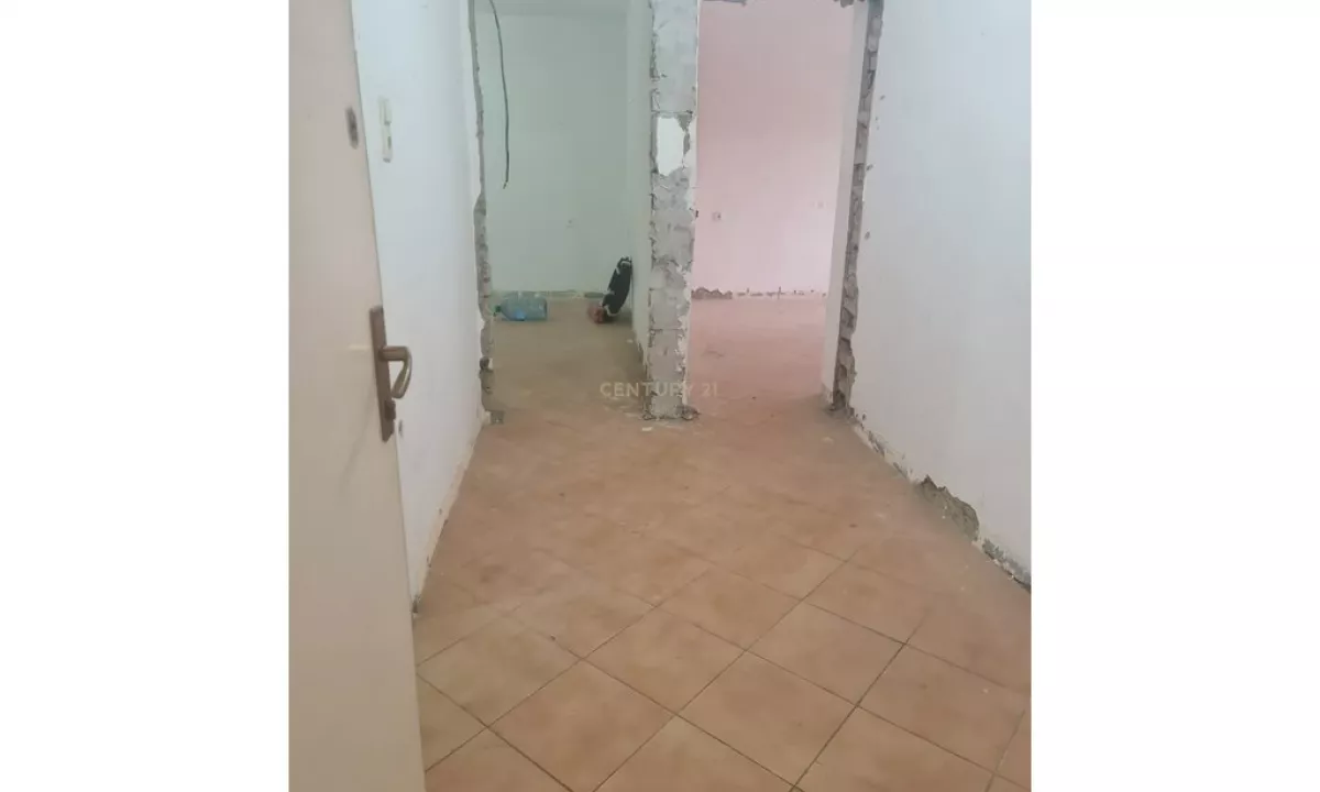 Shtepi ne shitje Apartament ne Tirane, 1+1, Mobilimi Bosh, pa mobiluar, Pagesa 115,000  Euro.