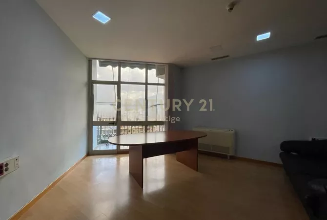 Shtepi ne shitje Duplex(shtepi me 2 kate) ne Tirane, 4+1, Mobilimi Pjeserisht e mobiluar, Pagesa 485,000  Euro.