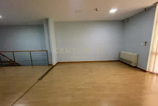 Shtepi ne shitje Duplex(shtepi me 2 kate) ne Tirane, 4+1, Mobilimi Pjeserisht e mobiluar, Pagesa 485,000  Euro.