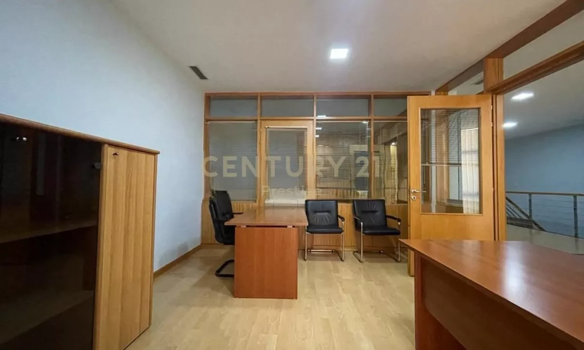 Shtepi ne shitje Duplex(shtepi me 2 kate) ne Tirane, 4+1, Mobilimi Pjeserisht e mobiluar, Pagesa 485,000  Euro.