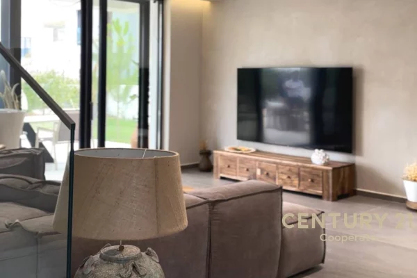 Shtepi ne shitje Vila Luksoze ne Durres, 4+1, Mobilimi E mobiluar, Pagesa 1,400,000  Euro.