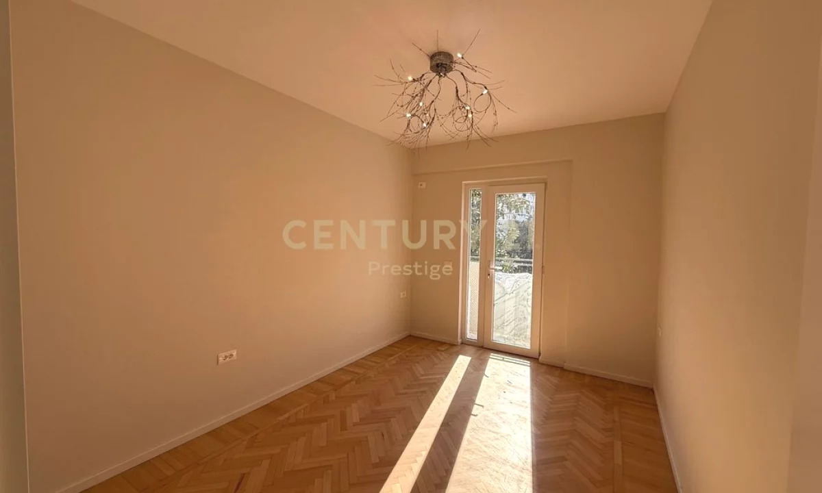 Jepet me qira ambient i vendosur ne qender tek Pazari i Ri mbi Nepunin.