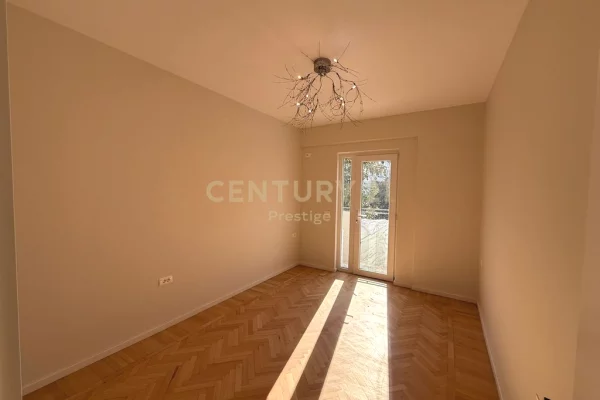 Business Property for Rent 3+1 in Tirana - 1,000 Euro