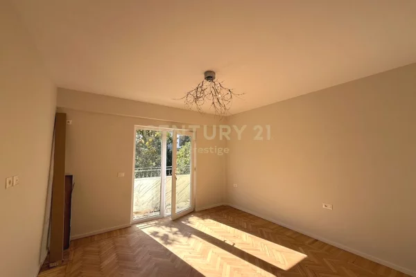 Business Property for Rent 3+1 in Tirana - 1,000 Euro