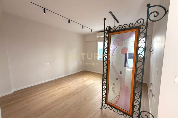 Business Property for Rent 3+1 in Tirana - 1,000 Euro