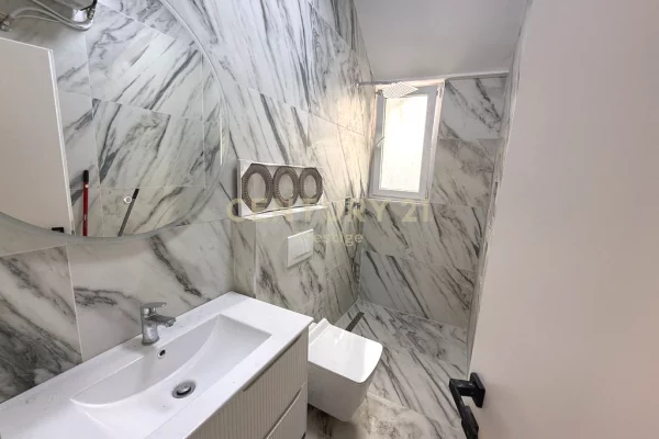 Jepet me qira ambient i vendosur ne qender tek Pazari i Ri mbi Nepunin.