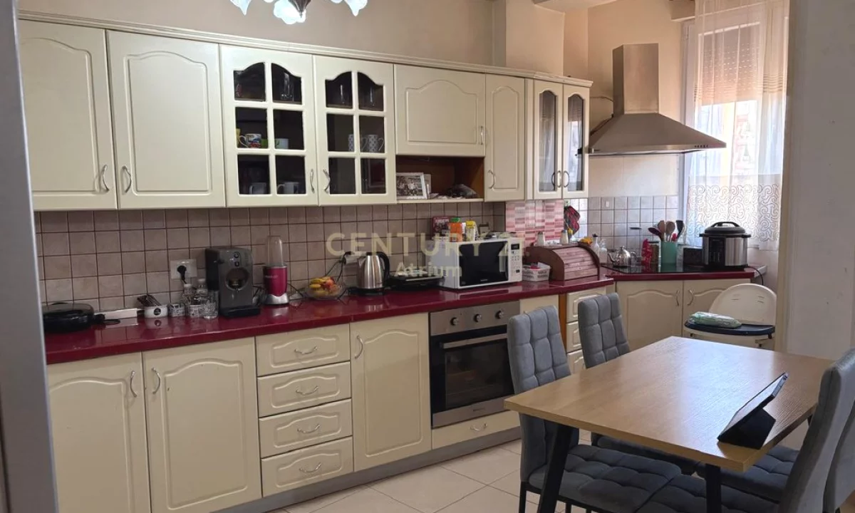 Shtepi ne shitje Apartament ne Tirane, 3+1, Mobilimi E mobiluar, Pagesa 230,000  Euro.