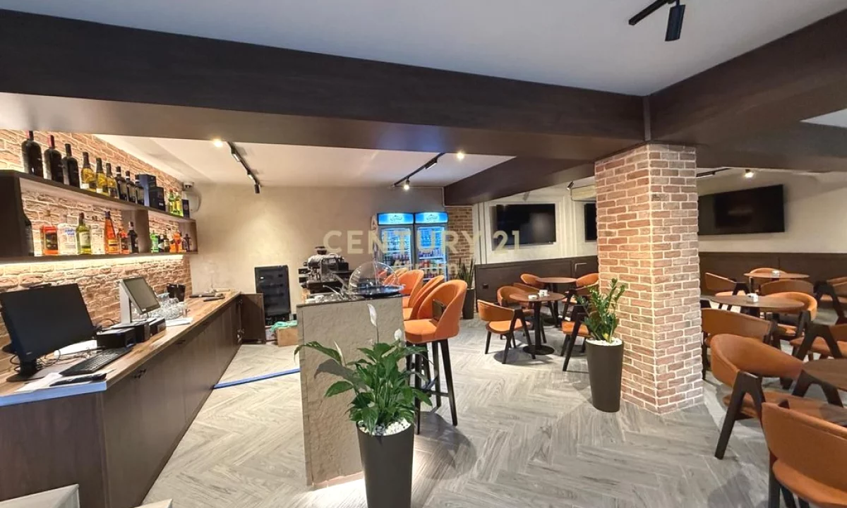 OKAZION! SHITET AMBIENT KOMERCIAL TEK GJIMNAZI "Petro Nini Luarasi "!