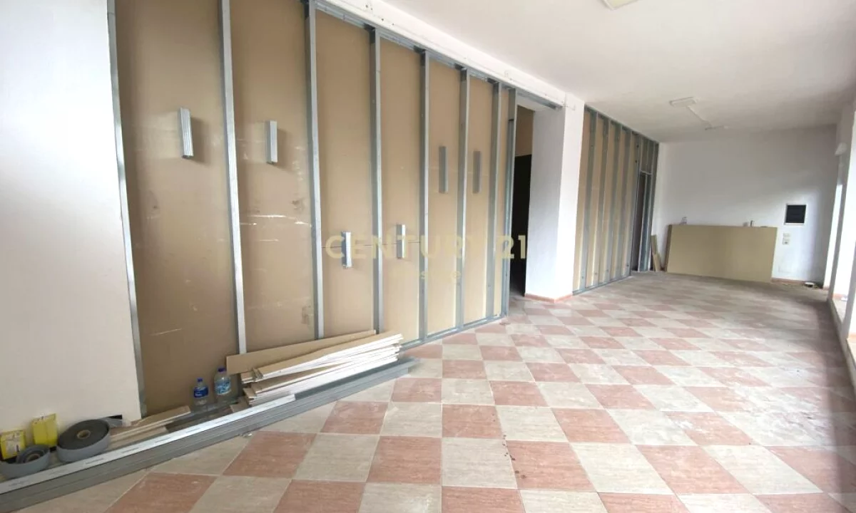 AMBIENT KOMERCIAL ME QIRA, PRANE MINISTRISE SE JASHTME, TIRANE!