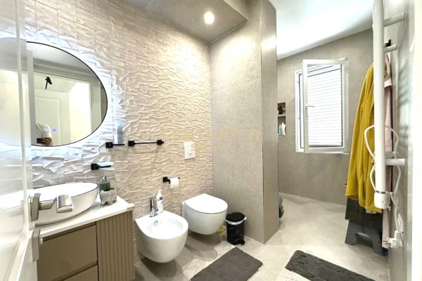 Shtepi ne shitje Apartament ne Tirane, 3+1, Mobilimi E mobiluar, Pagesa 355,000  Euro.