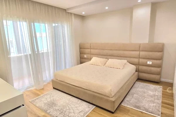 Shtepi ne shitje Apartament ne Tirane, 2+1, Mobilimi E mobiluar, Pagesa 313,000  Euro.