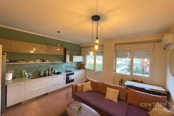 Shitet apartament 2+1+2 midis Liqenit te Thate dhe kopshtit zoologjik!