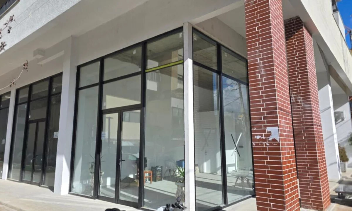 Jepet me qira ambient biznesi tek Pazari I ri.