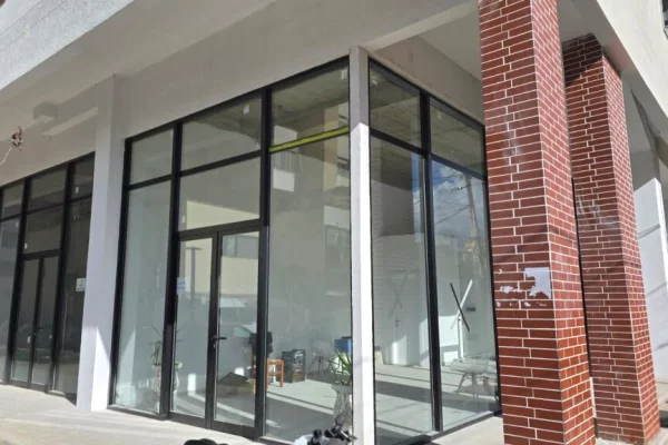 Jepet me qira ambient biznesi tek Pazari I ri.