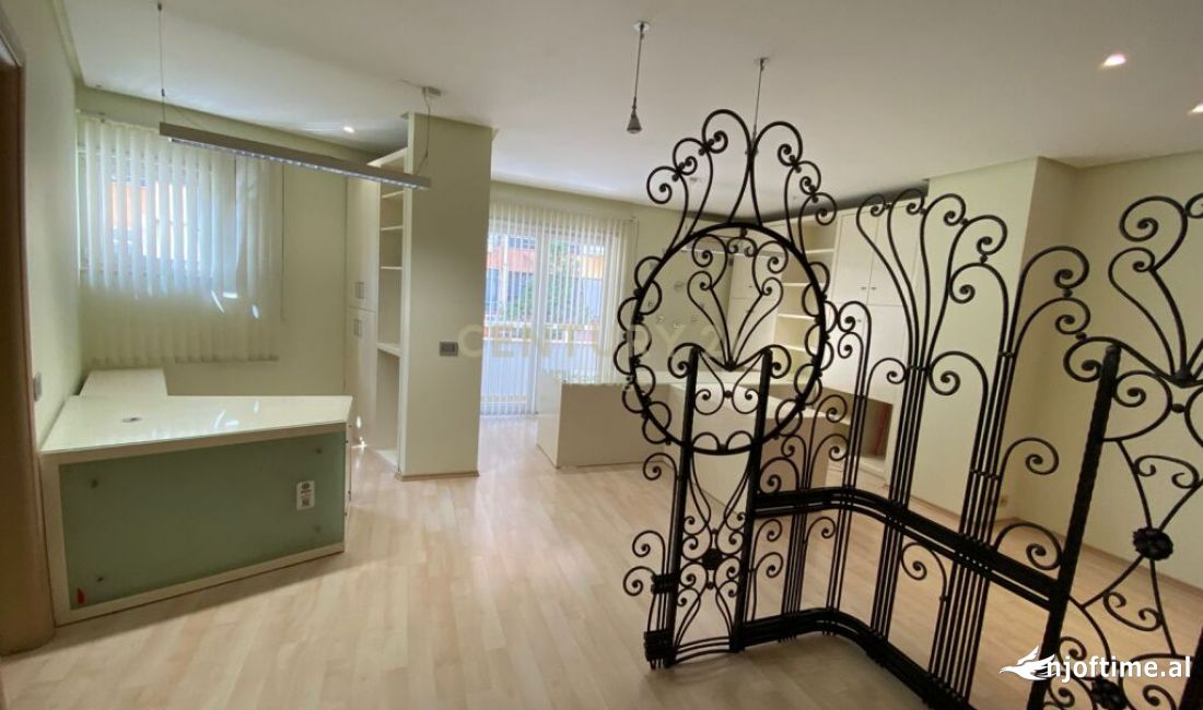 JEPET ME QIRA ZYRE+POST PARKIMI  TEK PAZARI I RI, TIRANE !!!