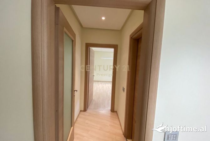 JEPET ME QIRA ZYRE+POST PARKIMI  TEK PAZARI I RI, TIRANE !!!