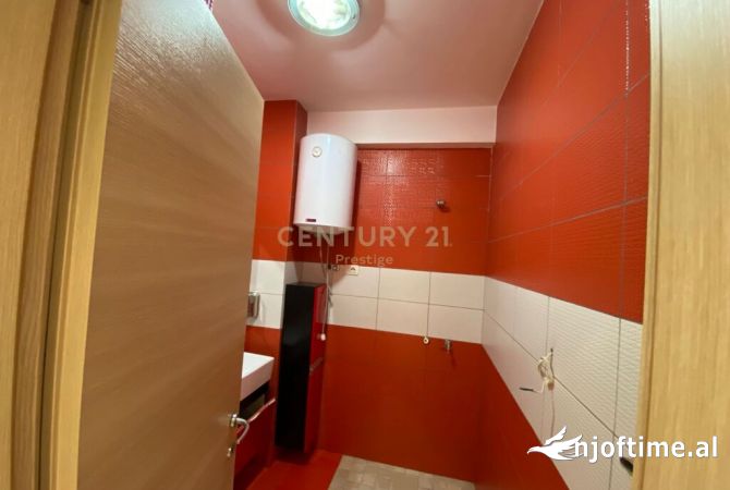 JEPET ME QIRA ZYRE+POST PARKIMI  TEK PAZARI I RI, TIRANE !!!