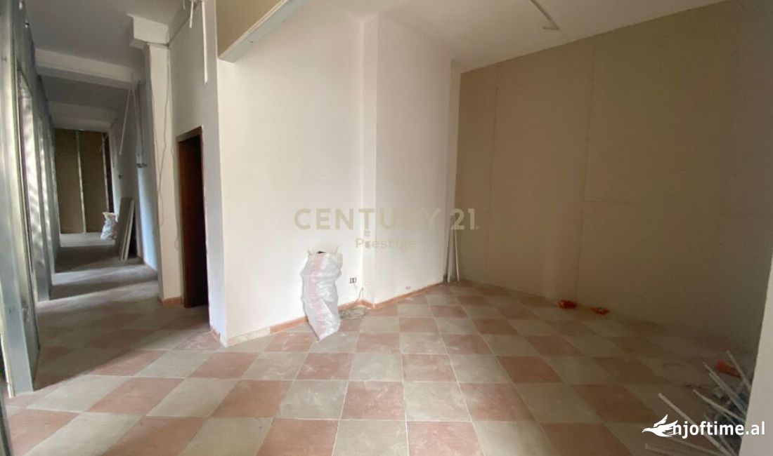 JEPET ME QIRA, AMBIENT KOMERCIAL PRANE MINISTRISE SE JASHTME, TIRANE !!!