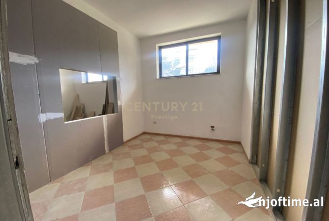 JEPET ME QIRA, AMBIENT KOMERCIAL PRANE MINISTRISE SE JASHTME, TIRANE !!!