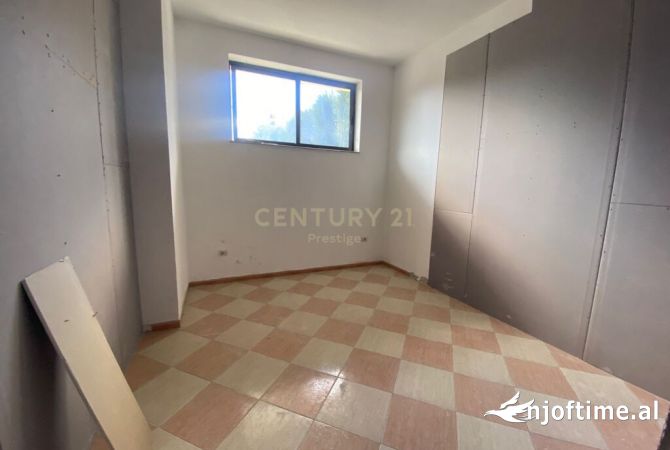 JEPET ME QIRA, AMBIENT KOMERCIAL PRANE MINISTRISE SE JASHTME, TIRANE !!!