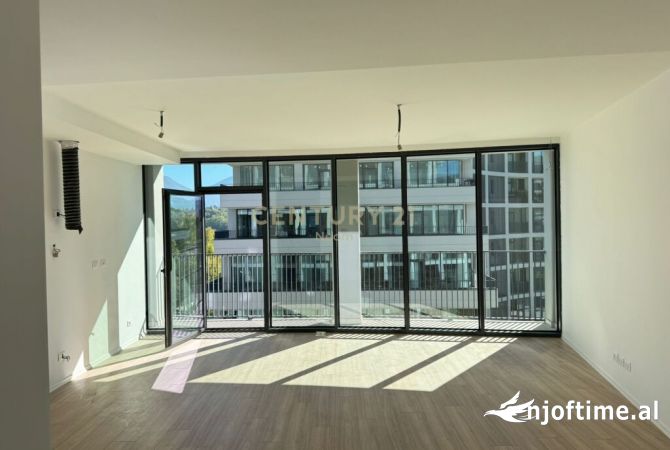 Ambiente Commerciale in Affitto 3+1 a Tirana - 1,400 Euro