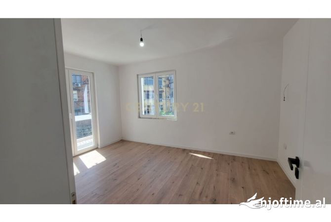 Ambiente Commerciale in Affitto 3+1 a Tirana - 650 Euro