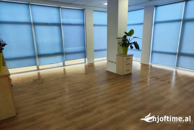 Ambiente Commerciale in Affitto 3+1 a Tirana - 3,000 Euro