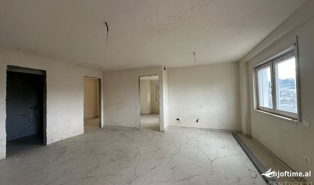 AMBIENT PER ZYRA NE QENDER TE TIRANES!