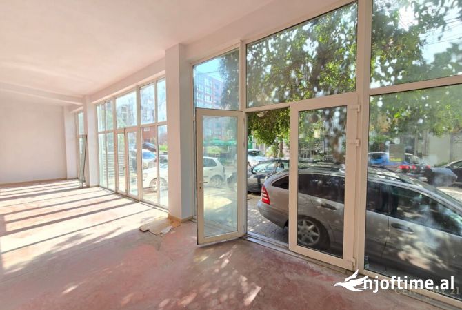 Ambiente Commerciale in Affitto 1+1 a Tirana - 1,800 Euro