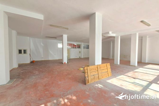 Ambiente Commerciale in Affitto 1+1 a Tirana - 1,800 Euro