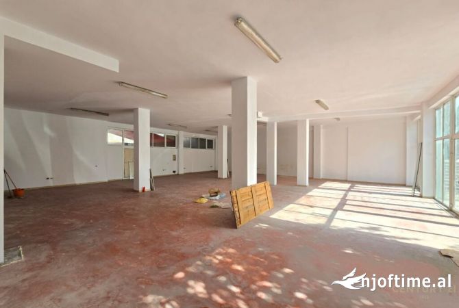 Ambiente Commerciale in Affitto 1+1 a Tirana - 1,800 Euro
