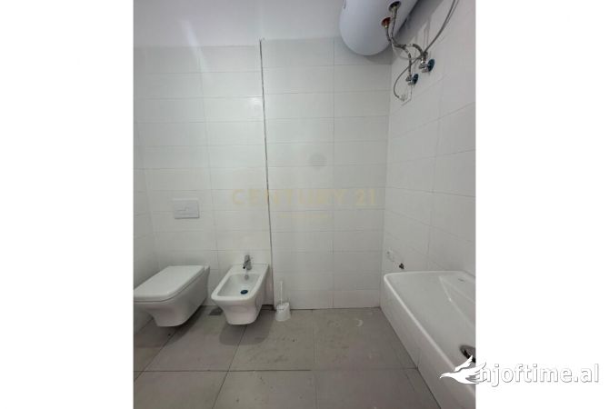 AMBIENT ZYRE ME QIRA TEK STACIONI I TRENIT, TIRANE!