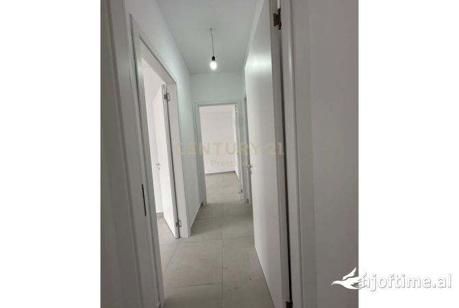 AMBIENT ZYRE ME QIRA TEK STACIONI I TRENIT, TIRANE!