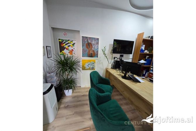 Ambjent Komercial Per Qira ne Don Bosko Buze Rruges Kryesore