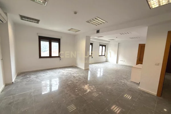 Ambient biznesi me qera 3+1 ne Tirane - 3,000 Euro