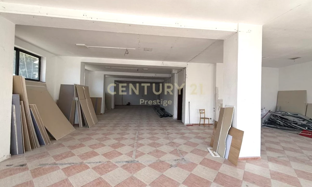 AMBIENT KOMERCIAL ME QIRA, PRANE MINISTRISE SE JASHTME, TIRANE!