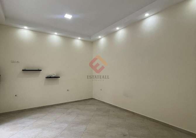 Ambiente Commerciale in Vendita 1+1 a Valona - 45,000 Euro