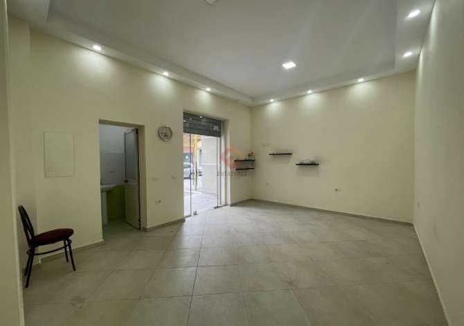 Ambiente Commerciale in Vendita 1+1 a Valona - 45,000 Euro