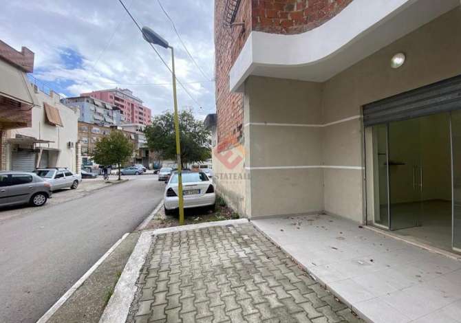 Ambiente Commerciale in Vendita 1+1 a Valona - 45,000 Euro