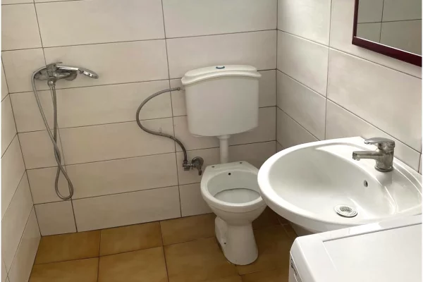 Shtepi me qera Shtepi Private ne Tirane, Garsoniere, Mobilimi E mobiluar, Pagesa 20,000  Leke.