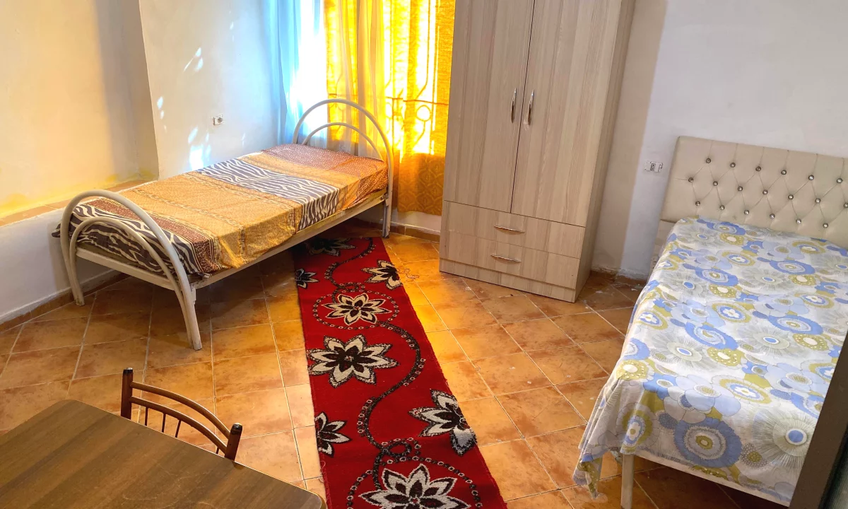 Shtepi me qera Shtepi Private ne Tirane, Garsoniere, Mobilimi E mobiluar, Pagesa 20,000  Leke.