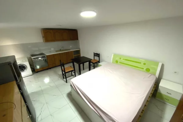Shtepi me qera Shtepi Private ne Tirane, Garsoniere, Mobilimi E mobiluar, Pagesa 18,000  Leke.