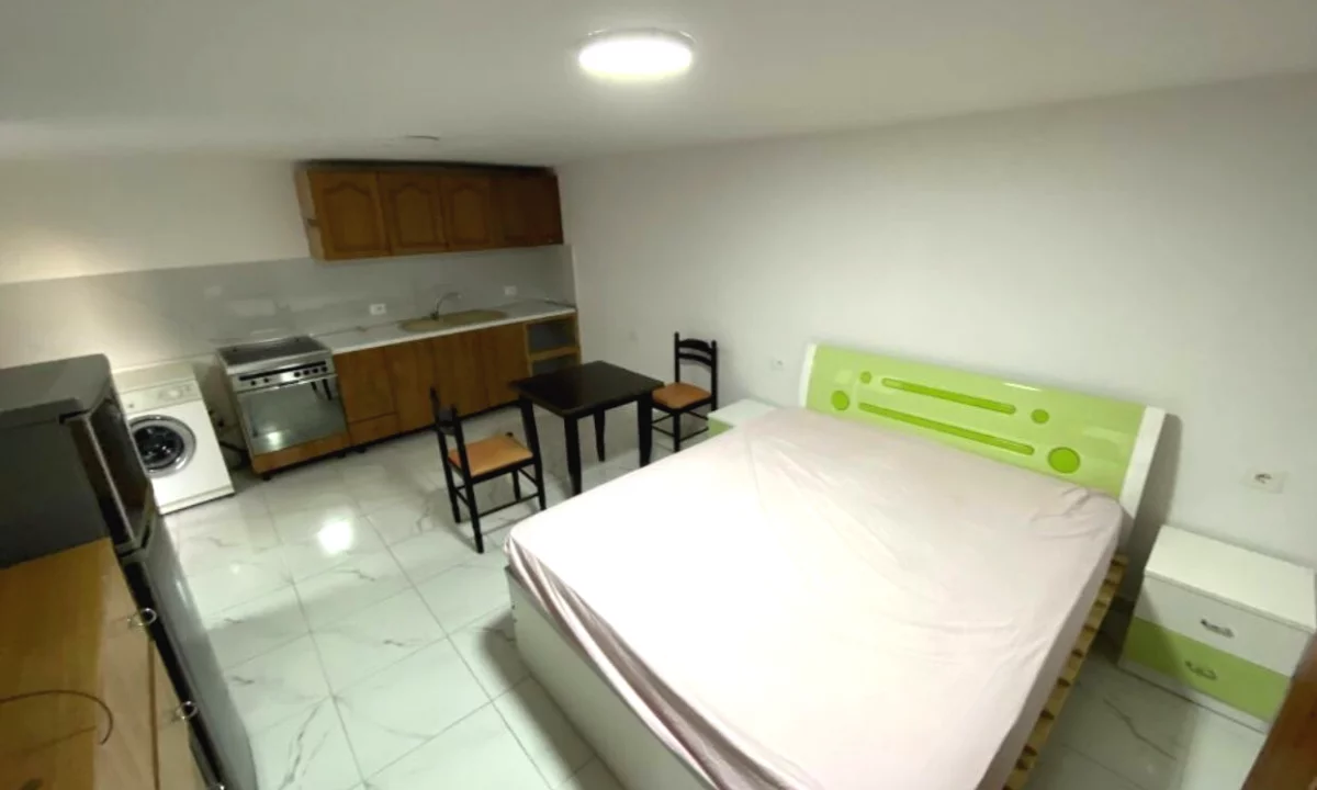 Shtepi me qera Shtepi Private ne Tirane, Garsoniere, Mobilimi E mobiluar, Pagesa 18,000  Leke.