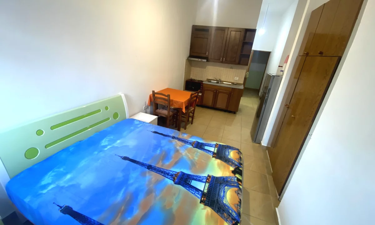 Shtepi me qera Shtepi Private ne Tirane, Garsoniere, Mobilimi E mobiluar, Pagesa 20,000  Leke.