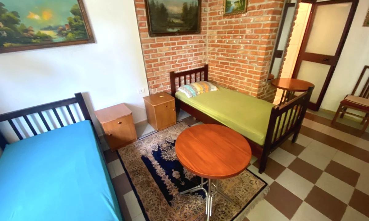 Shtepi me qera Shtepi Private ne Tirane, Garsoniere, Mobilimi E mobiluar, Pagesa 20,000  Leke.