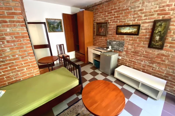 Shtepi me qera Shtepi Private ne Tirane, Garsoniere, Mobilimi E mobiluar, Pagesa 20,000  Leke.